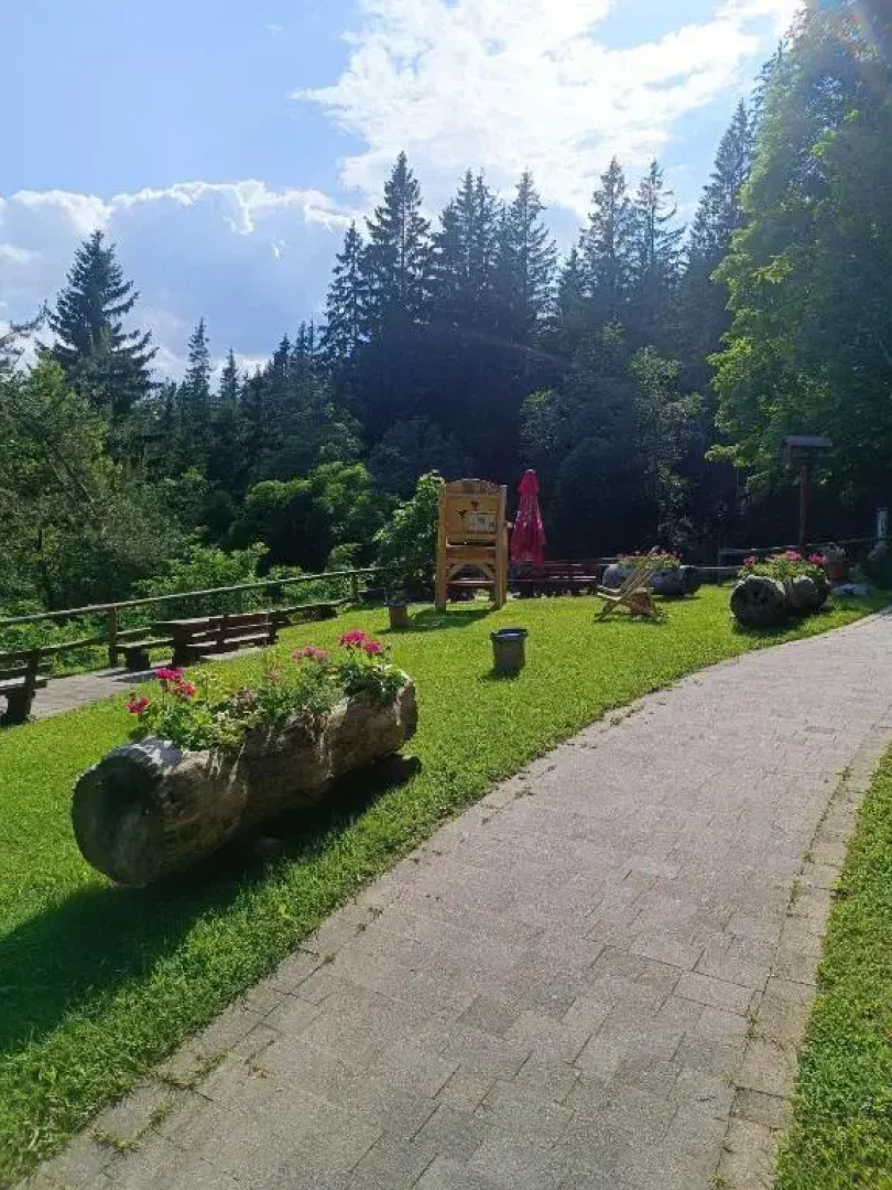 Valvasorjev dom pod Stolom