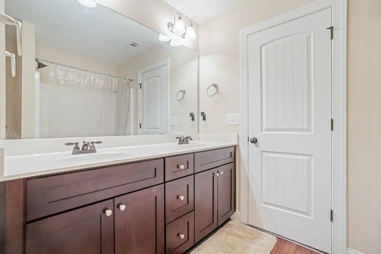 Good Vibes Only - Perfect Home In Quiet Residential Area With Work/study Space 4 Bedroom Townhouse by Redawning