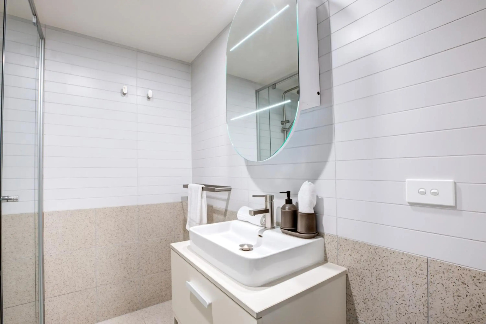 The Hamptons - Lux 2 Bed 2 Bath, Pool - Central Location