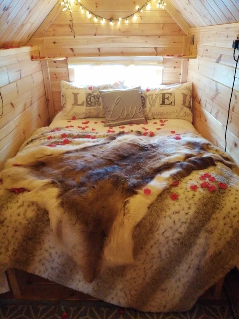 Cozy Cabin With Hot Tub Retreat in Anglesey