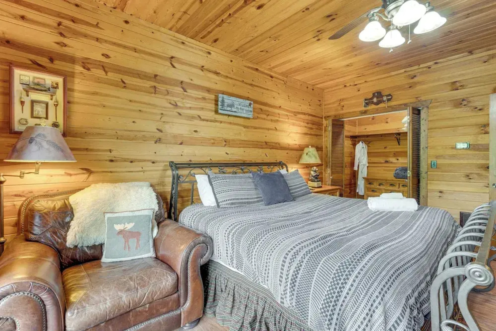 Private Hot Tub: Riverfront Cabin in Murphy