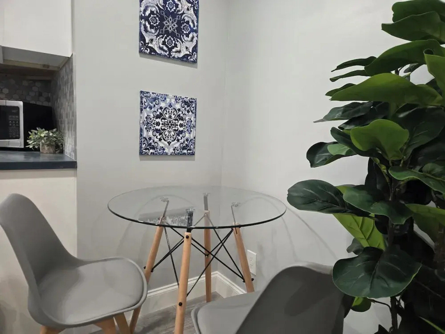 Barefoot Mailman Inn & Suites