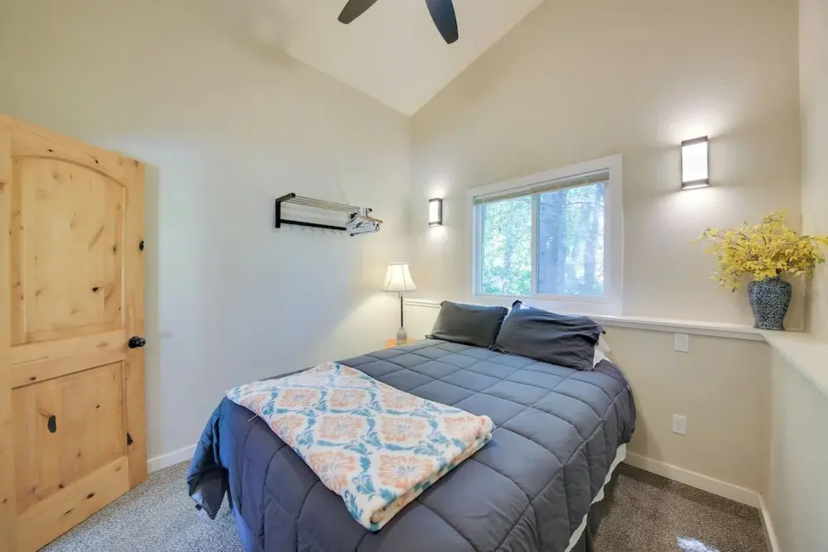 ~14 Mi to Schweitzer Mtn: Lakefront Home