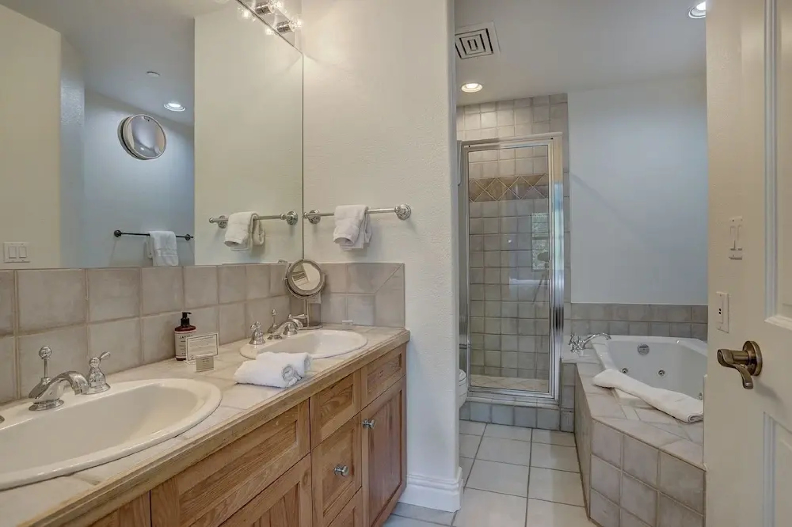 Newly Remodeled 2 Bedroom + Loft on the River 2 Condo by Redawning