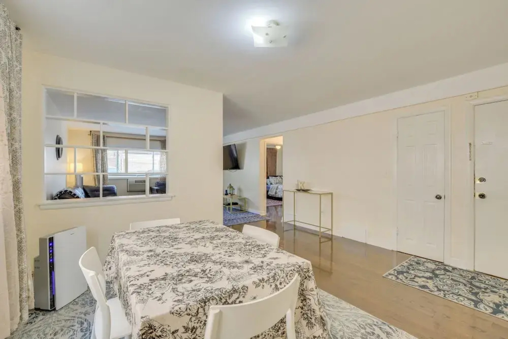 Walk to Train: Convenient Skokie Condo!