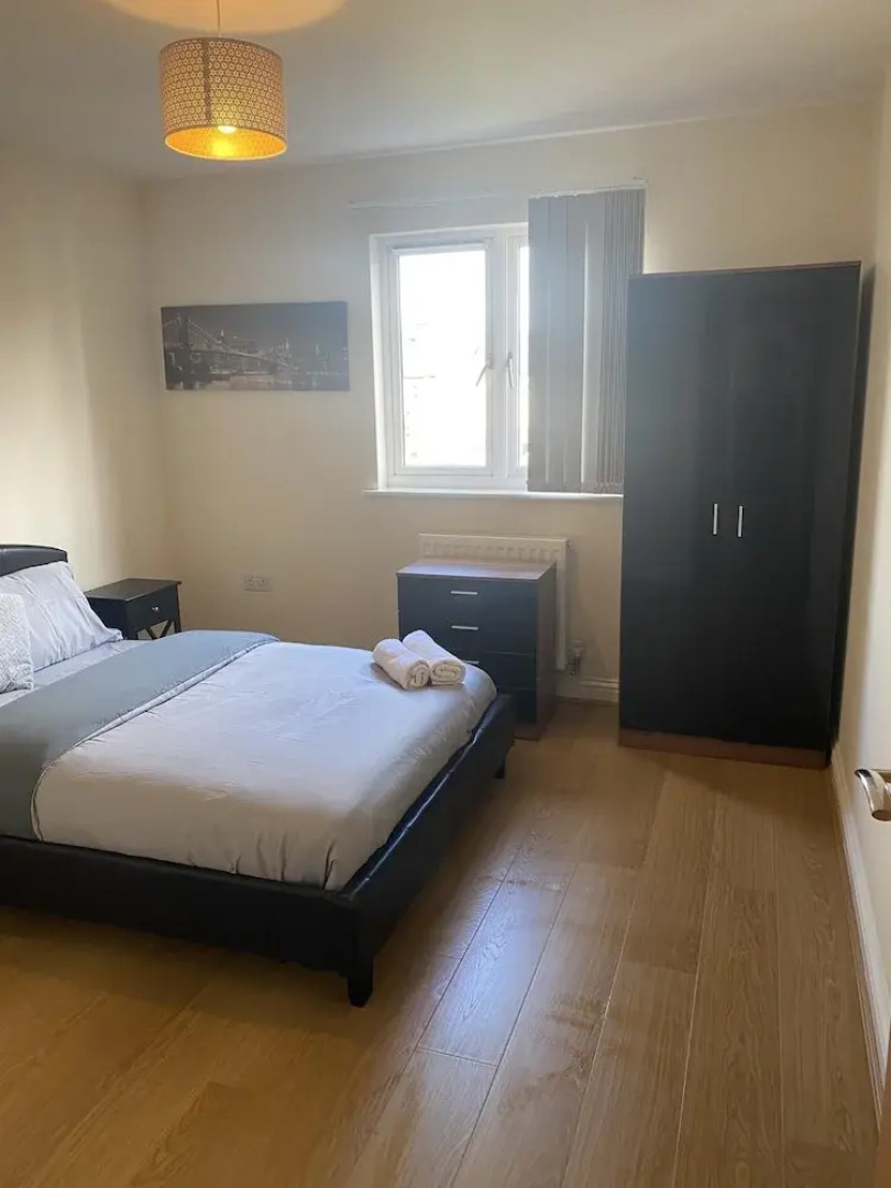 Beautiful 4 Bedroom Home With Parking by Lakeside