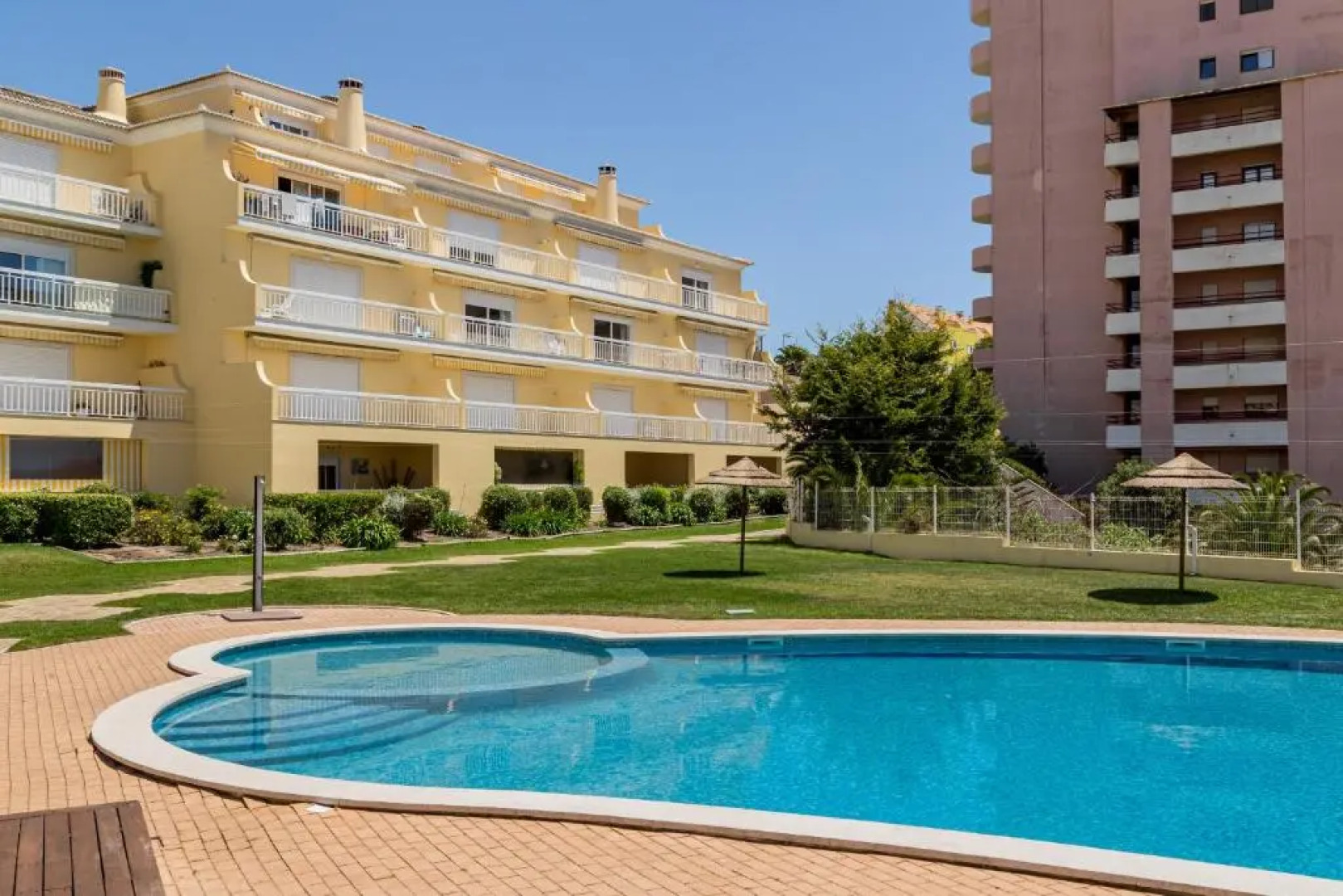 Altido Stunning Ericeira Flat W/2 Shared Pools & Gym