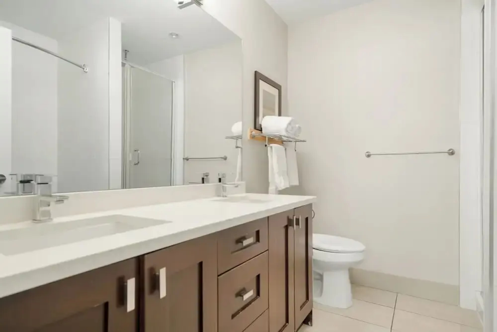 Lakefront Lux 2BR Symphony Of Comfort