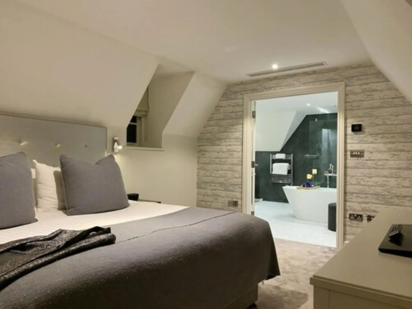 Barnett Hill - Luxury Hotel