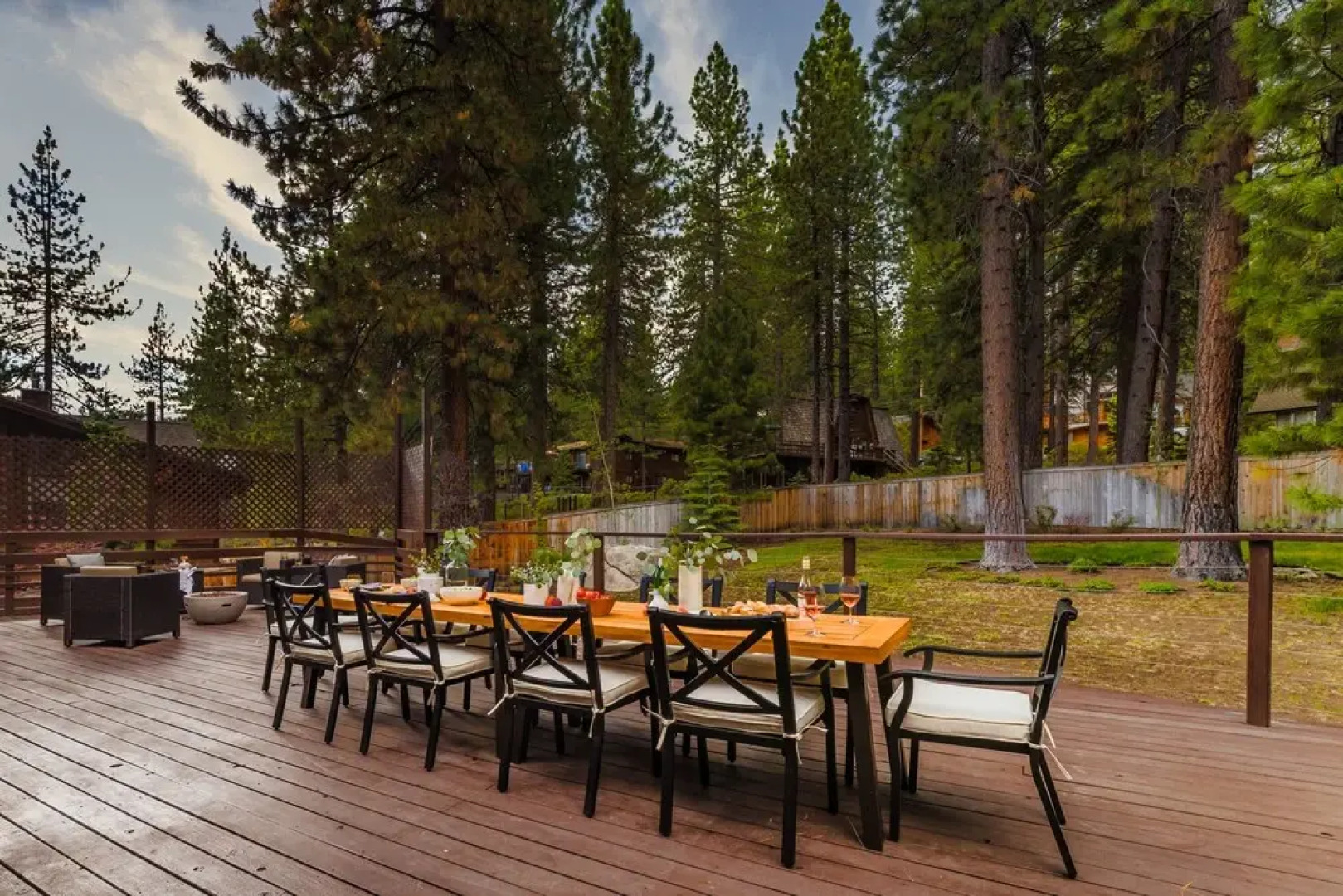 Ponderosa by Avantstay Spacious Cabin w/ Large Deck & Hot Tub 10min to Mtn