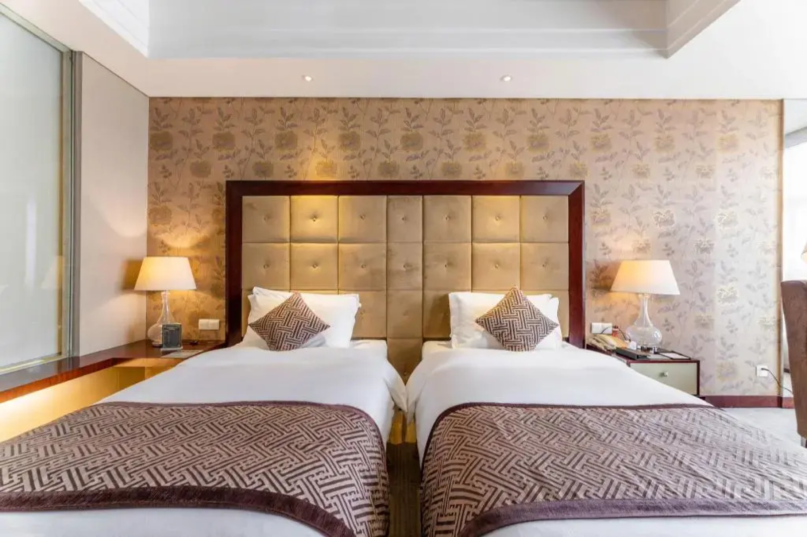 XinHua JianGuo Hotel