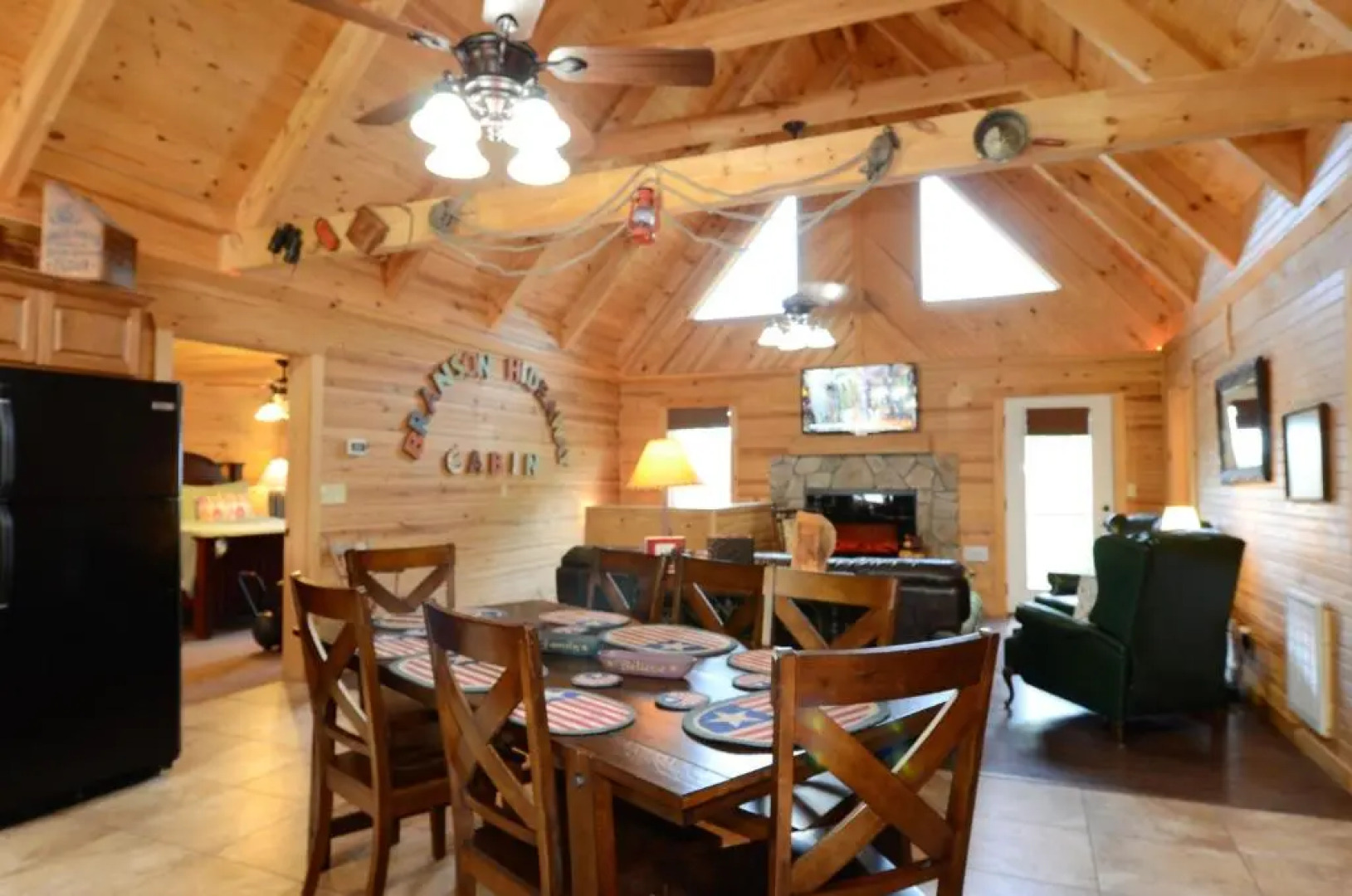 Luxury 2700 Sq Ft Log Cabin Private Hot Tub Game room Pool Table Best View