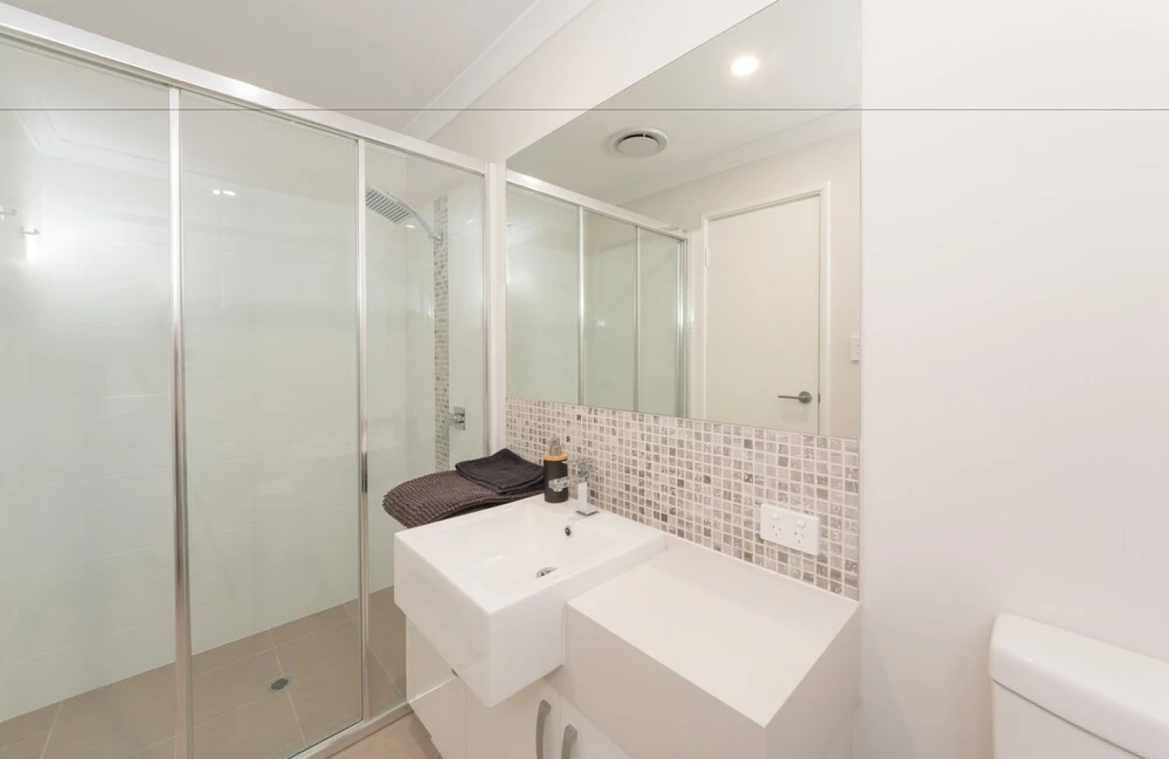 Lakeview Apartment Suite 16