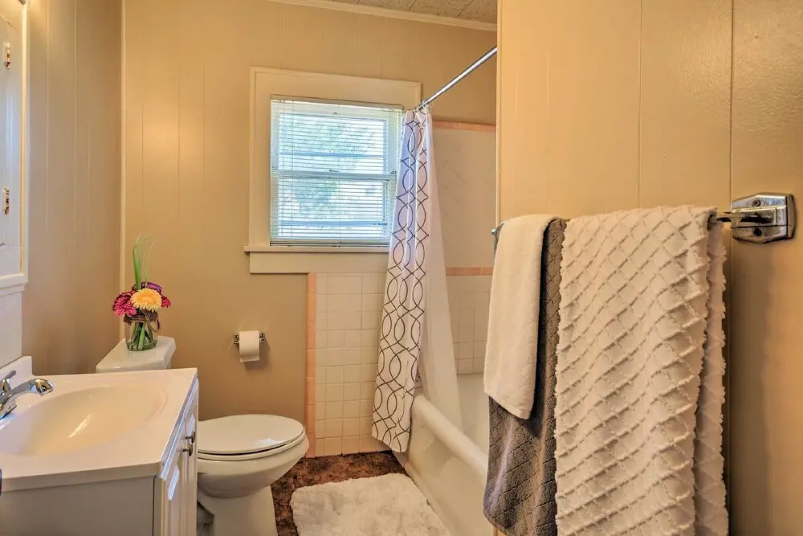 Inviting Lubbock Home > 1 Mi to Downtown