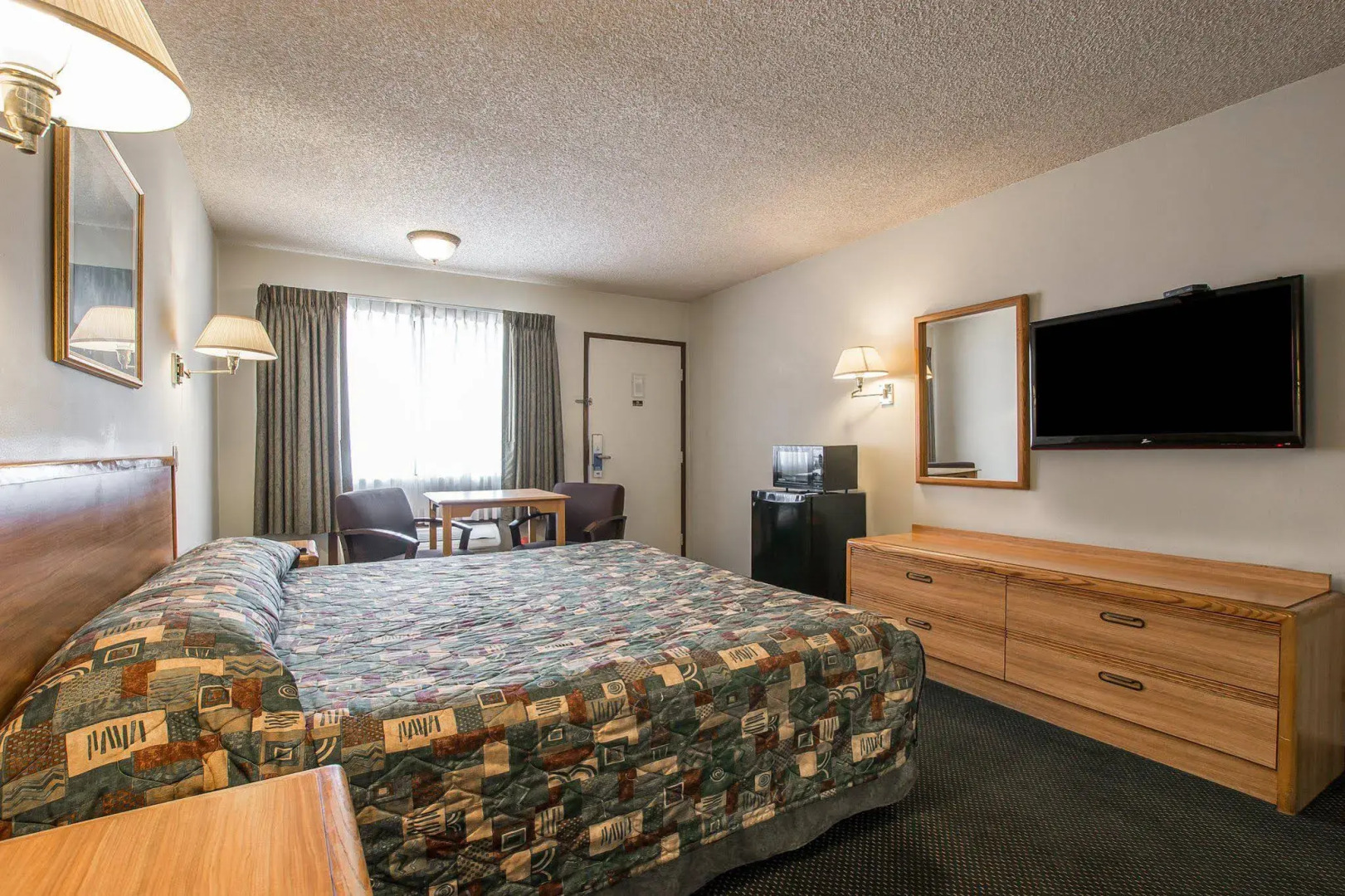 Palm Inn Hotel near Tyler Mall Riverside