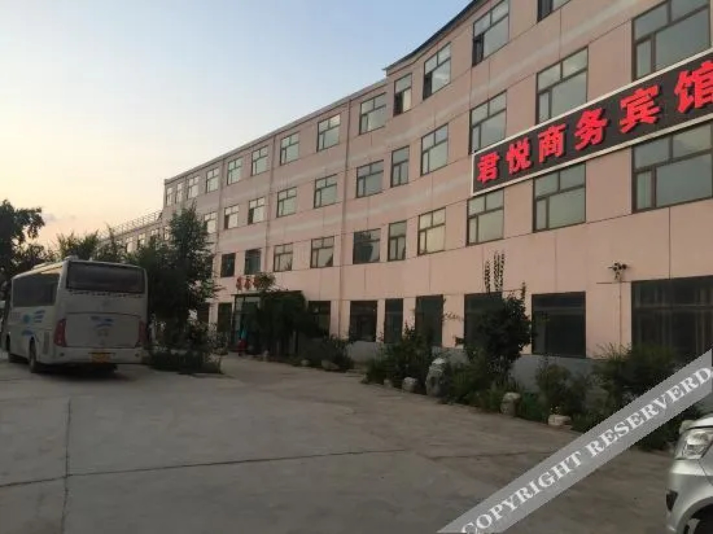 Junyue Business Hotel (Xining Caojiabao Airport Branch)