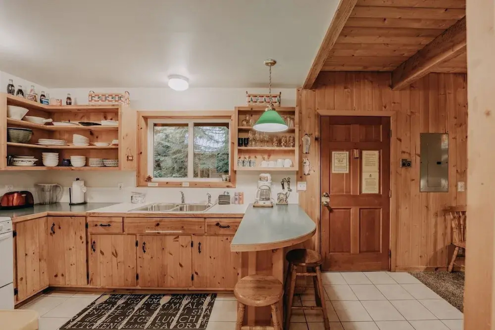 32mbr - Bbq - Pets Ok - Wood Stove - Sleeps 7 3 Bedroom Home by RedAwning