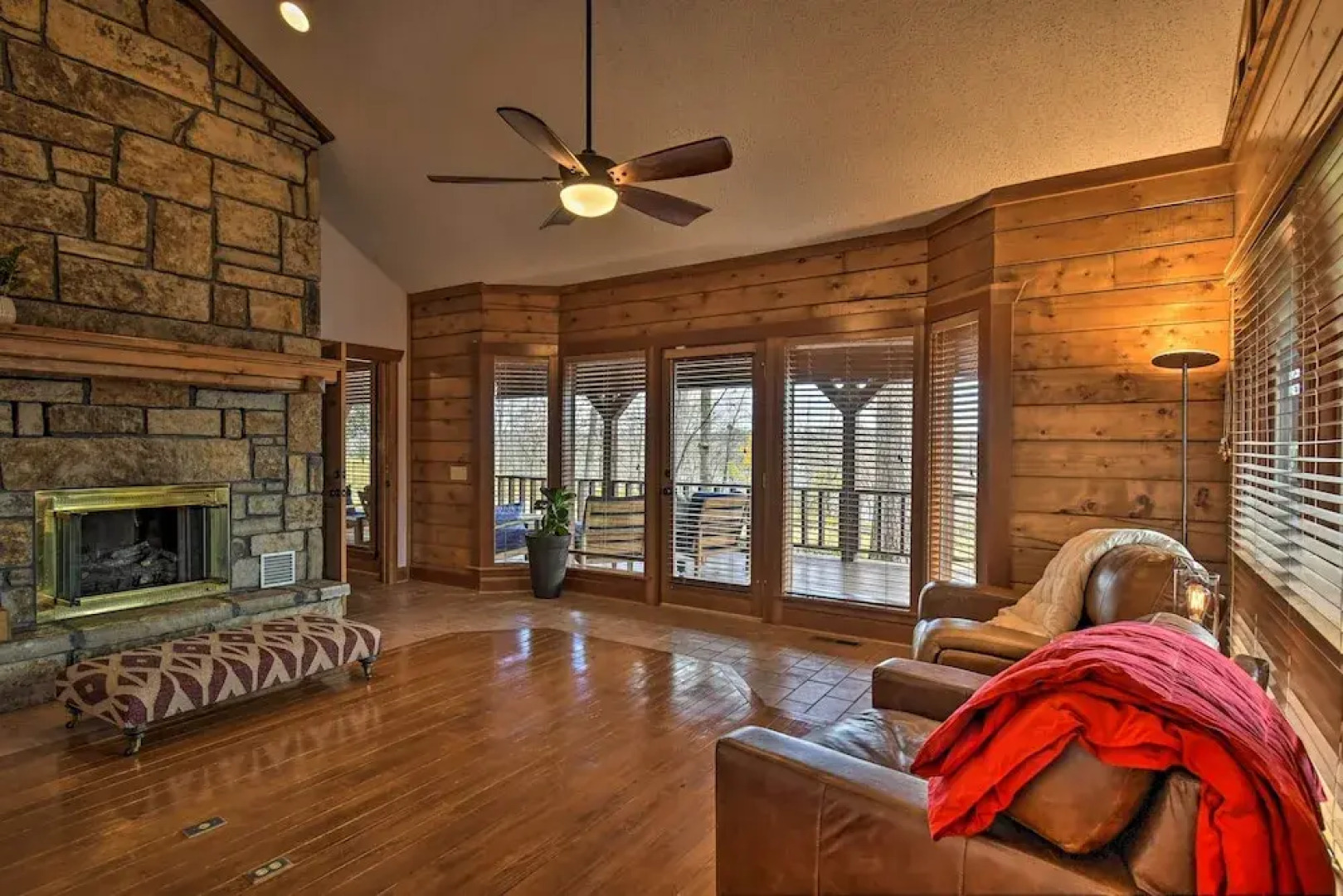 Hot Tub, Grill: Hilltop Log Cabin in Hot Springs!