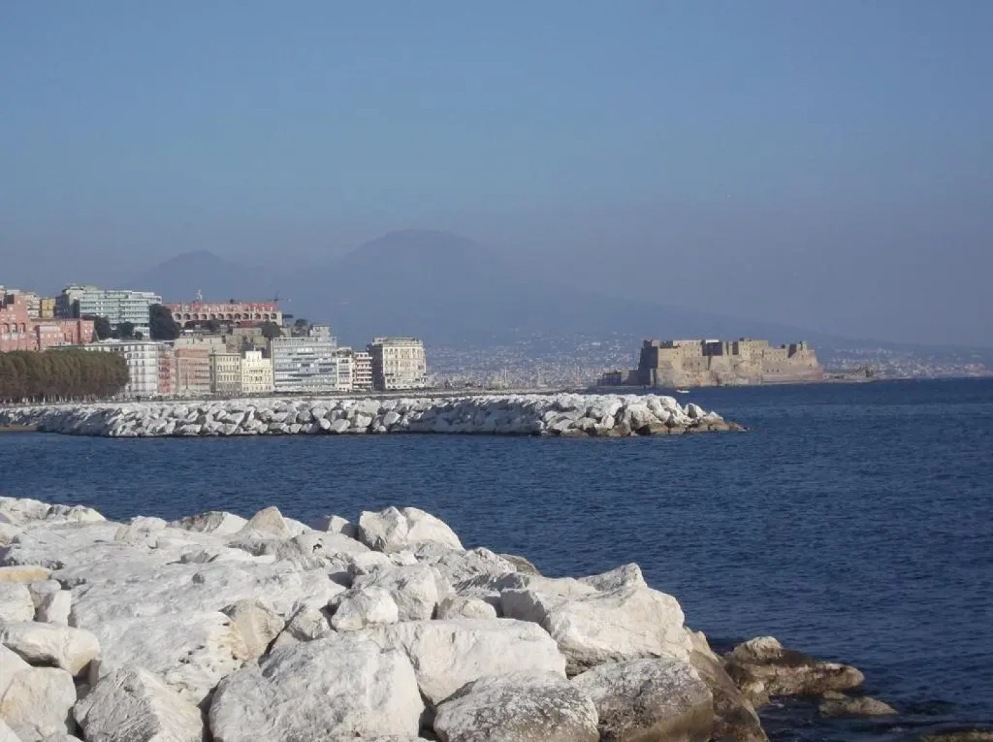 Monolocale fronte strada Napoli centro storico