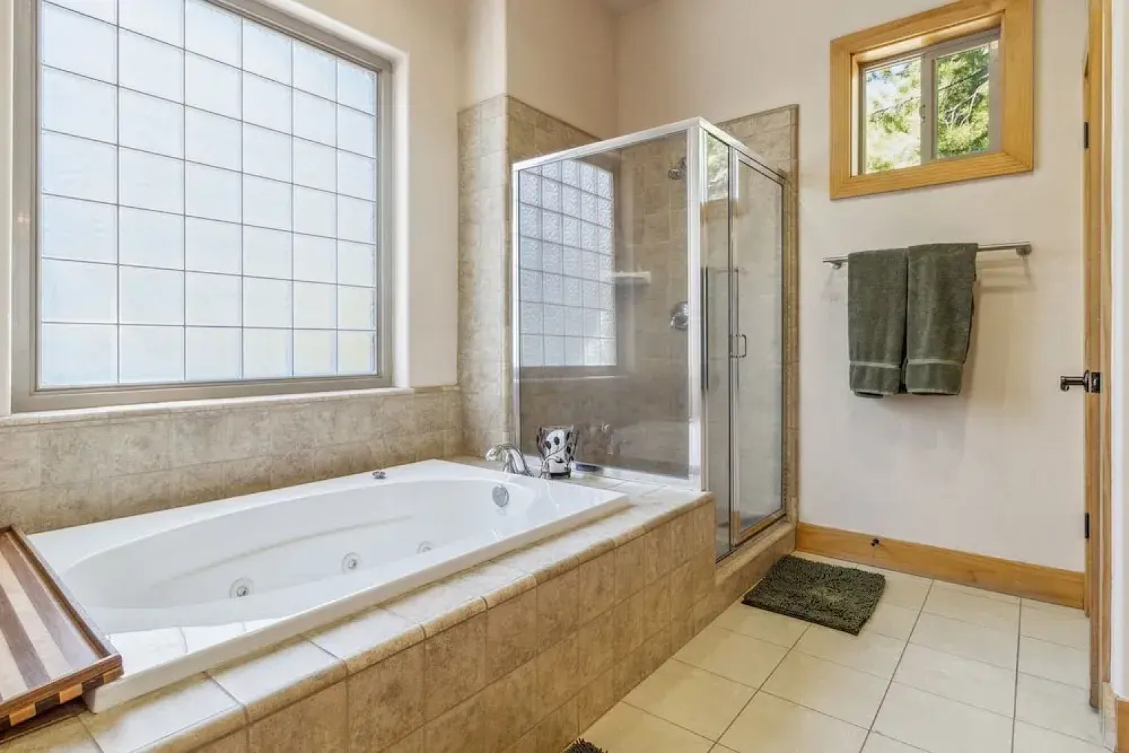 Spacious 4br/3ba. Continuous hot Water Tank! 4 Bedroom Home by Redawning