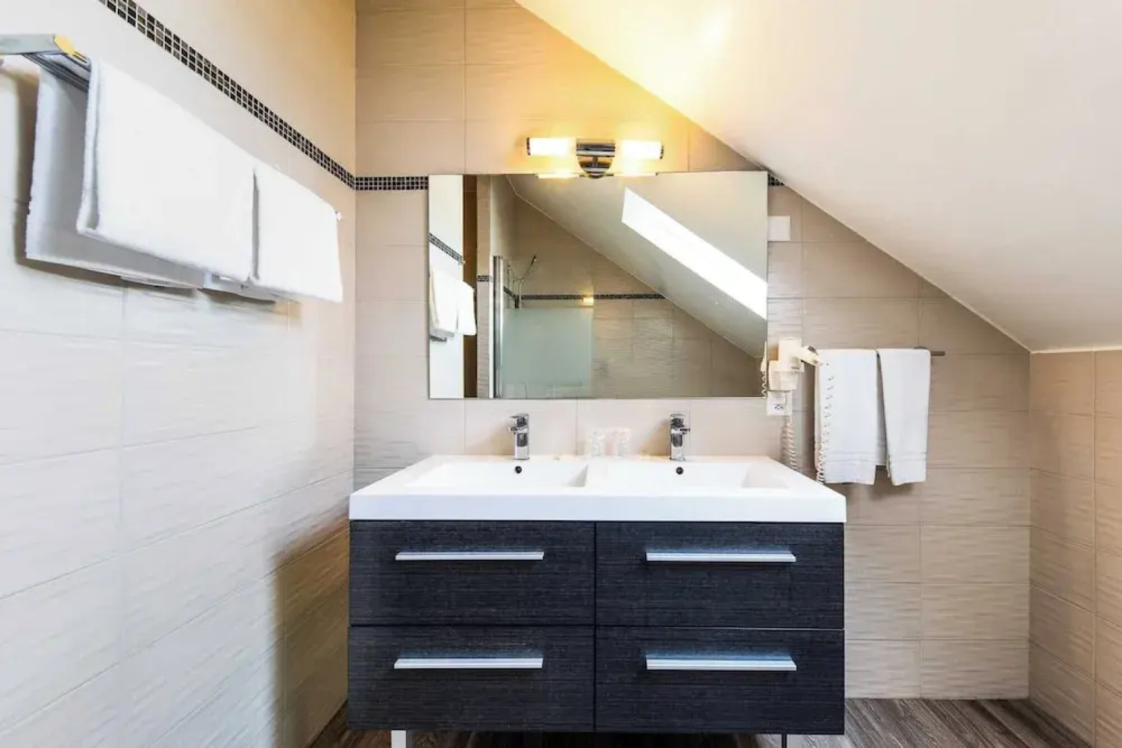 Modern Apartment - AC- 1br-2p- Geneva