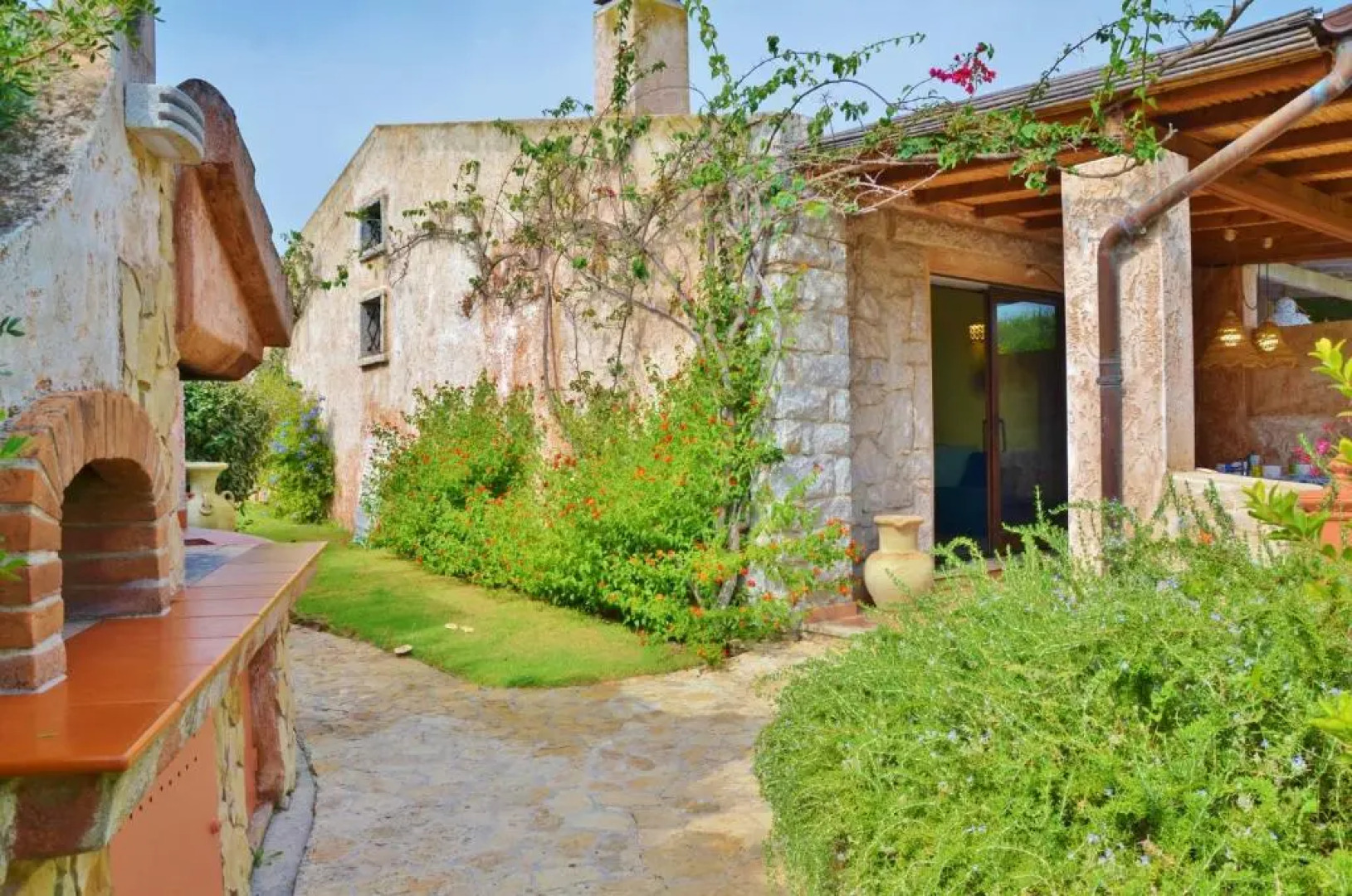 Villino immerso nel verde 100 m dal mare