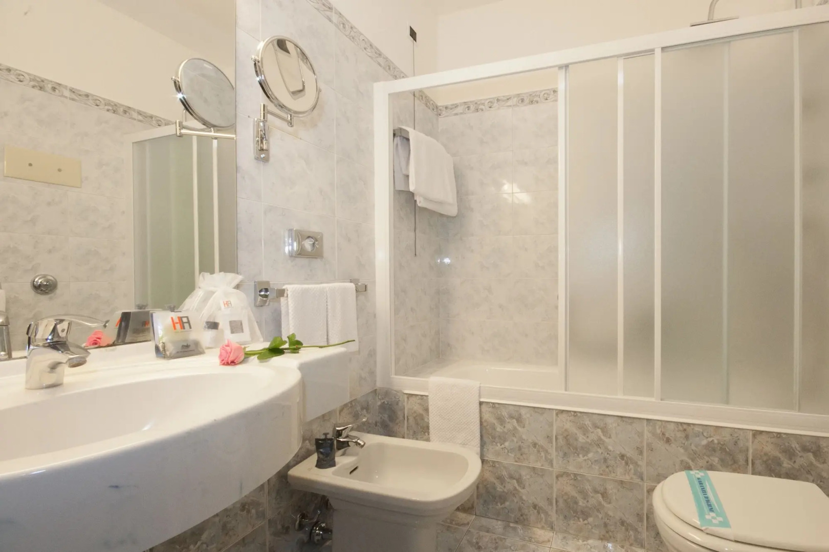 Отель IH Milano Ambasciatori