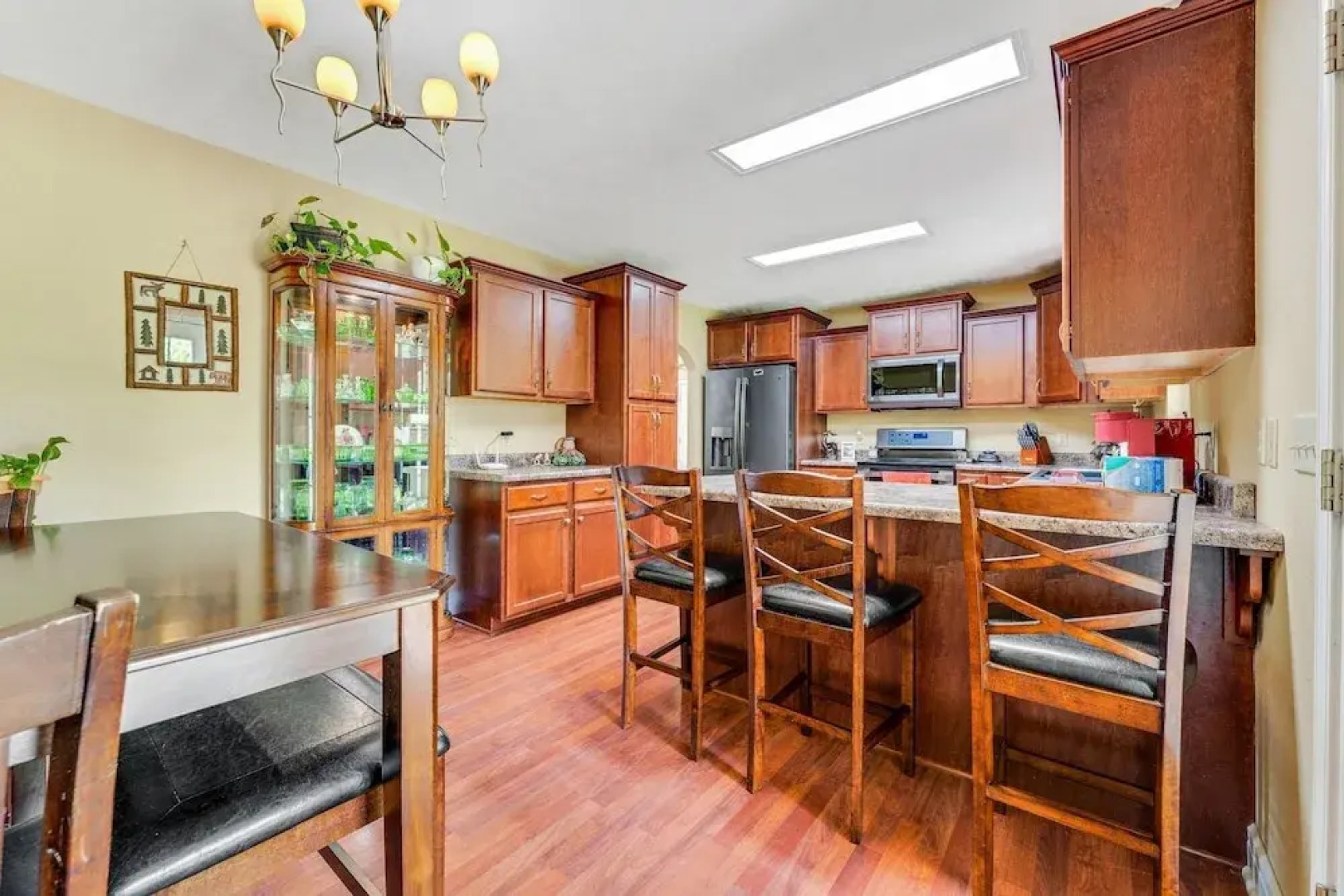 Flippin Haven: Spacious & Cozy Retreat 3 Bedroom Home by RedAwning