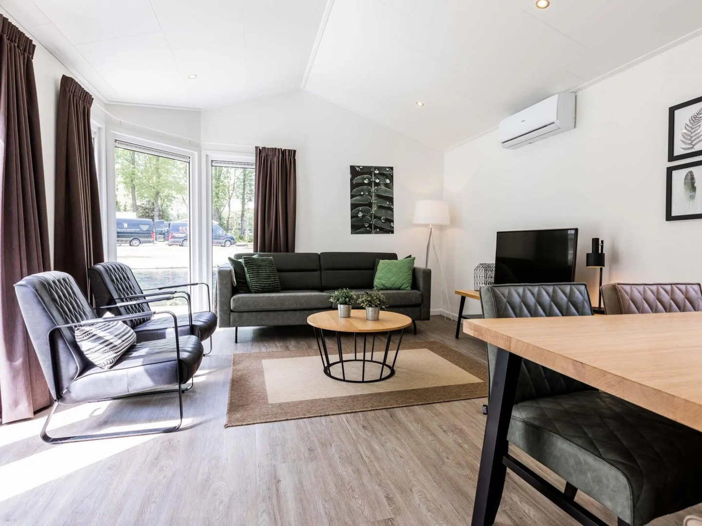 Nice chalet with outdoor sauna and spa, in a holiday park, near the Veluwe