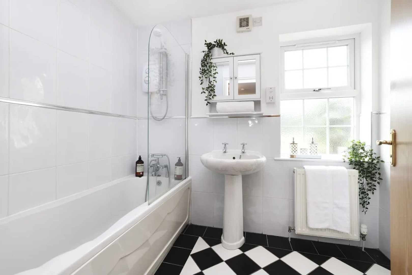 JOIVY Greenknowes Lodge With Hot Tub And Wood Burning Stove