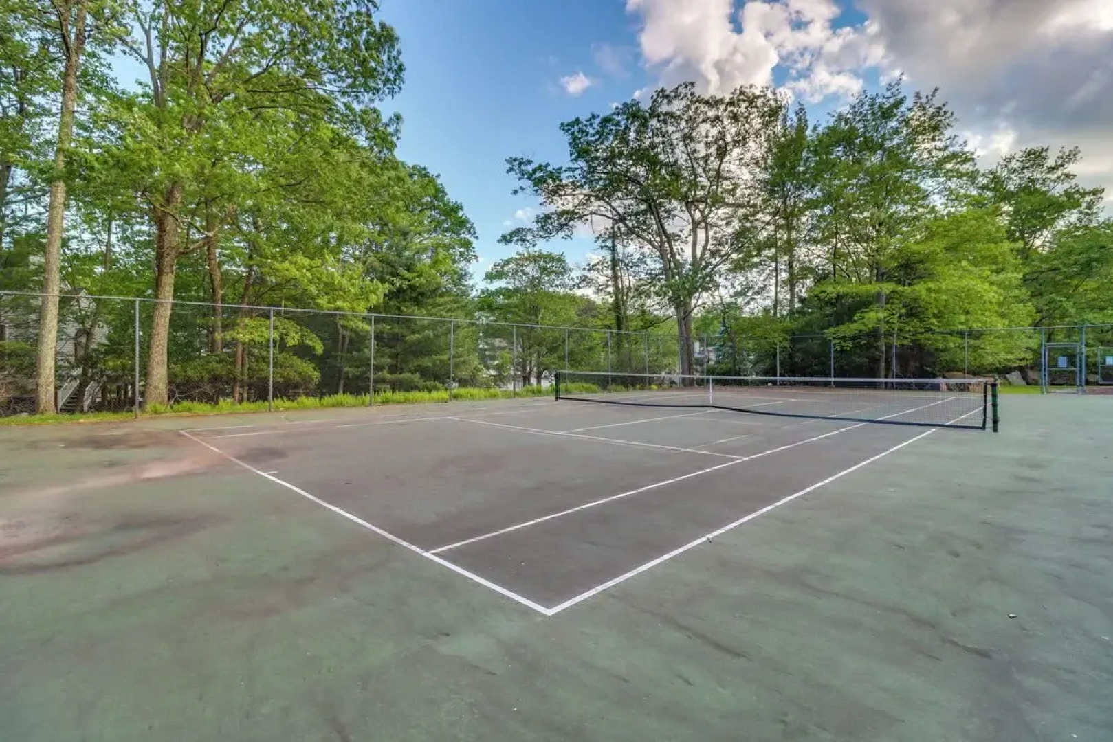 Hot Tub & Community Perks: Big Boulder Lake Escape