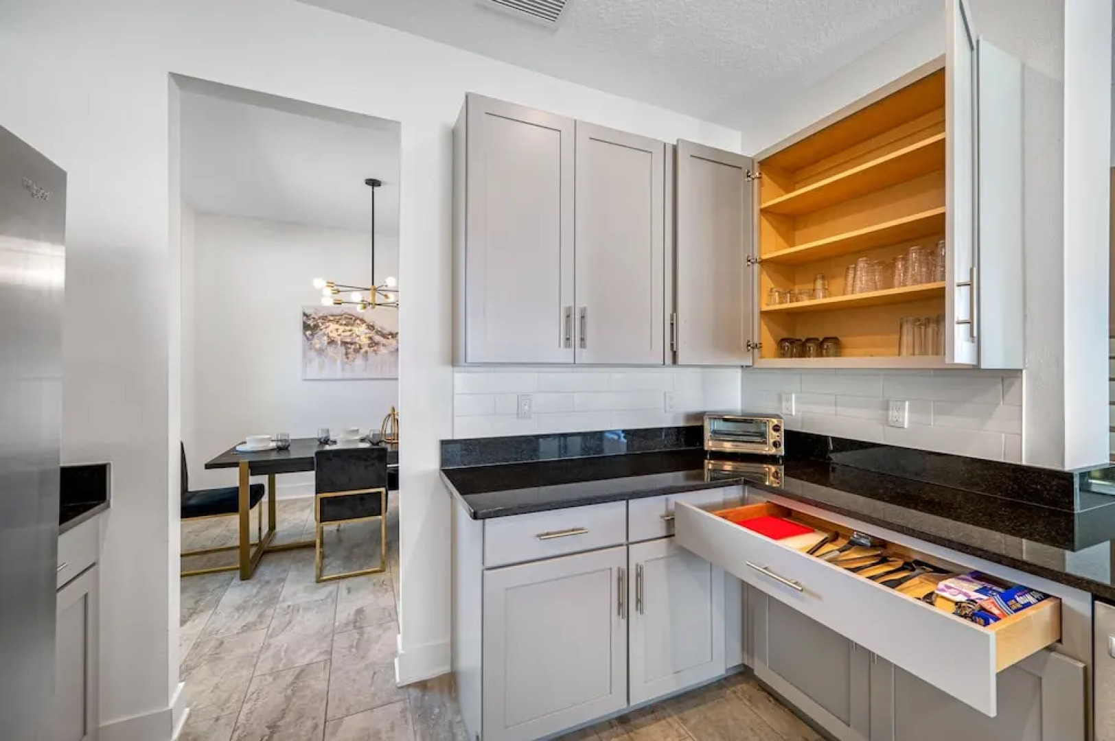 Luxury Modern Villa w/ Pool, Jacuzzi & Amenities!