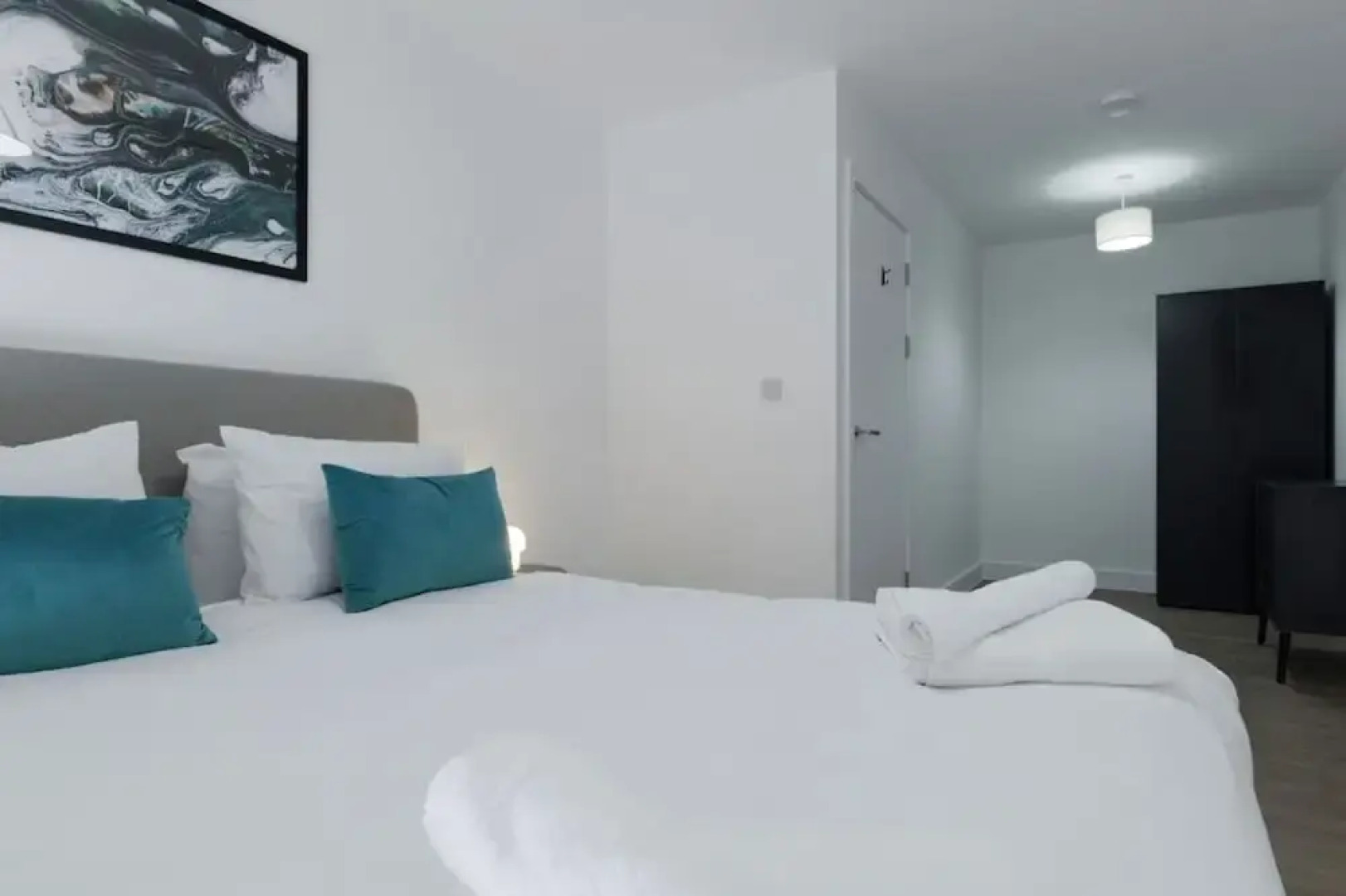 Luxury Manchester Apartment - Yellow