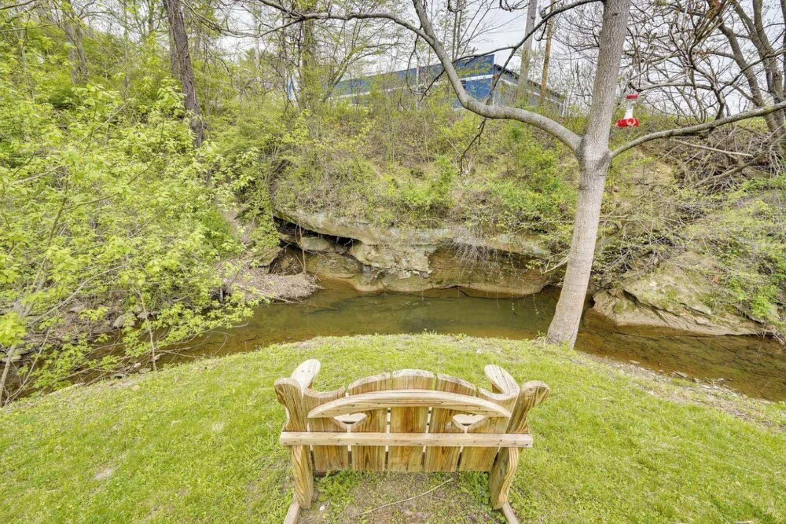 Serene Zanesville Getaway: Hot Tub, 2 Decks!