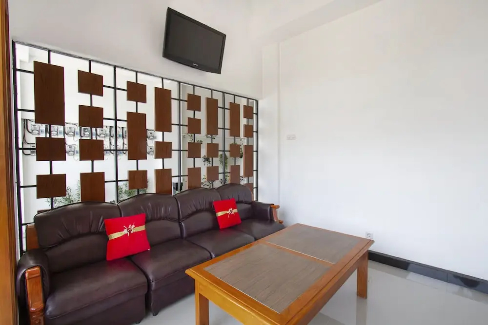 Forrest Inn by OYO Rooms