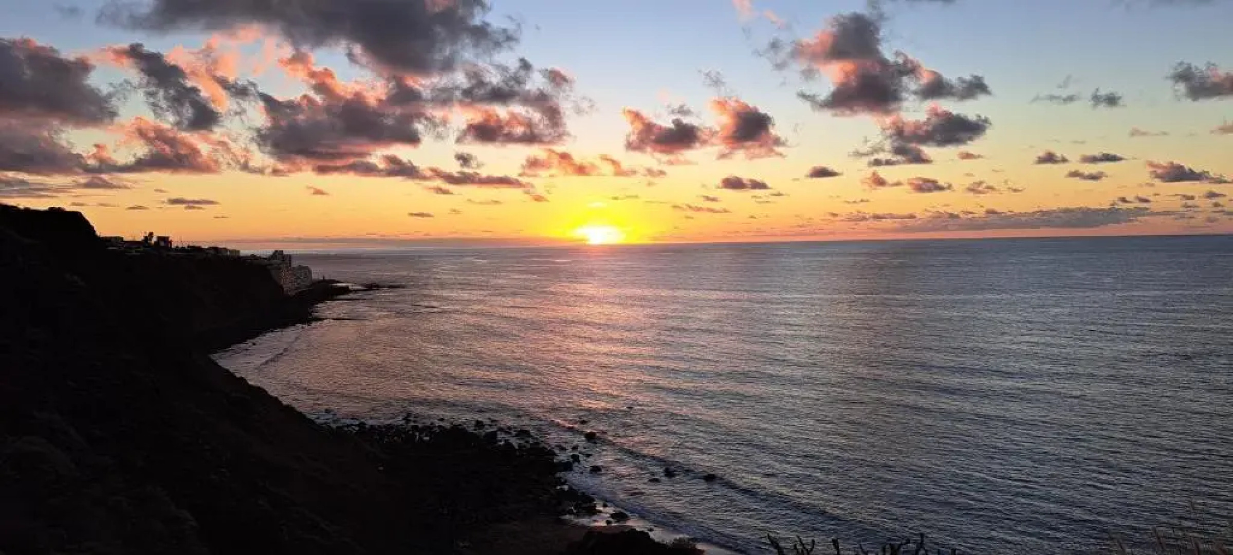 Valle, montañas y mar cristalino