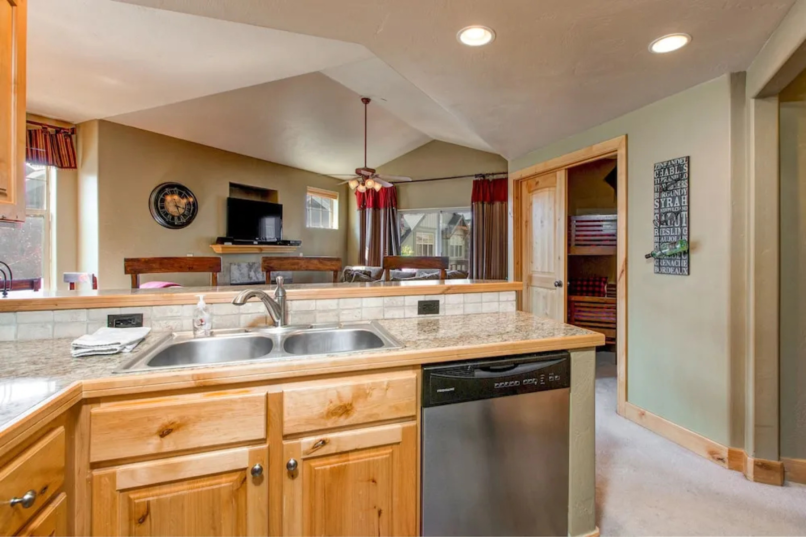 Warm and Spacious Home Base at Redstone by RedAwning