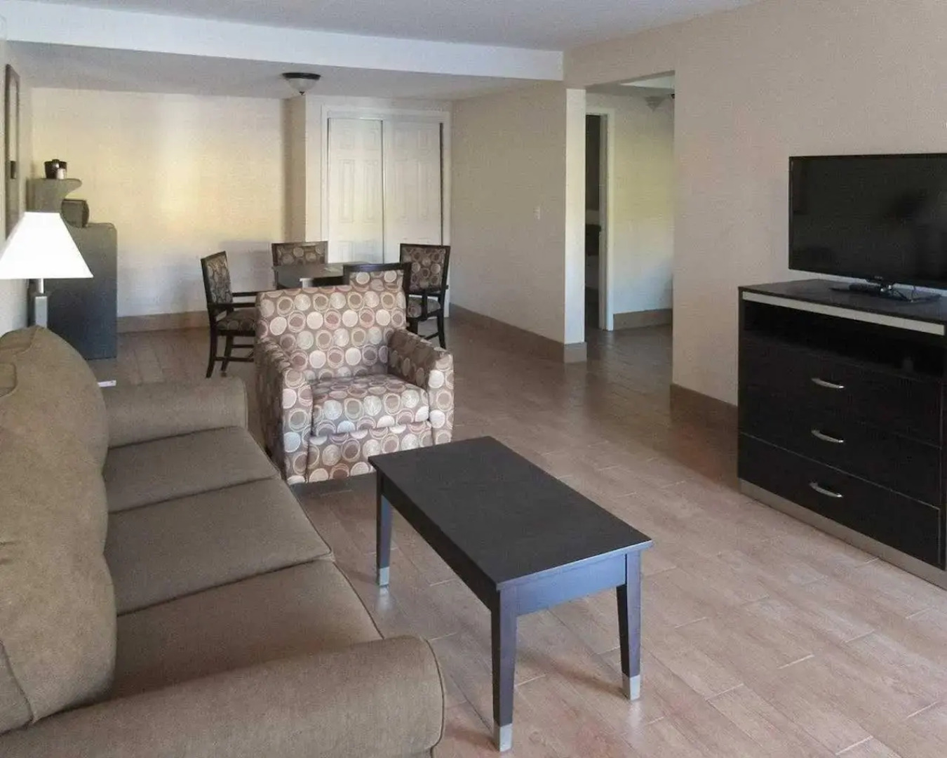 Quality Inn & Suites near Downtown Bakersfield