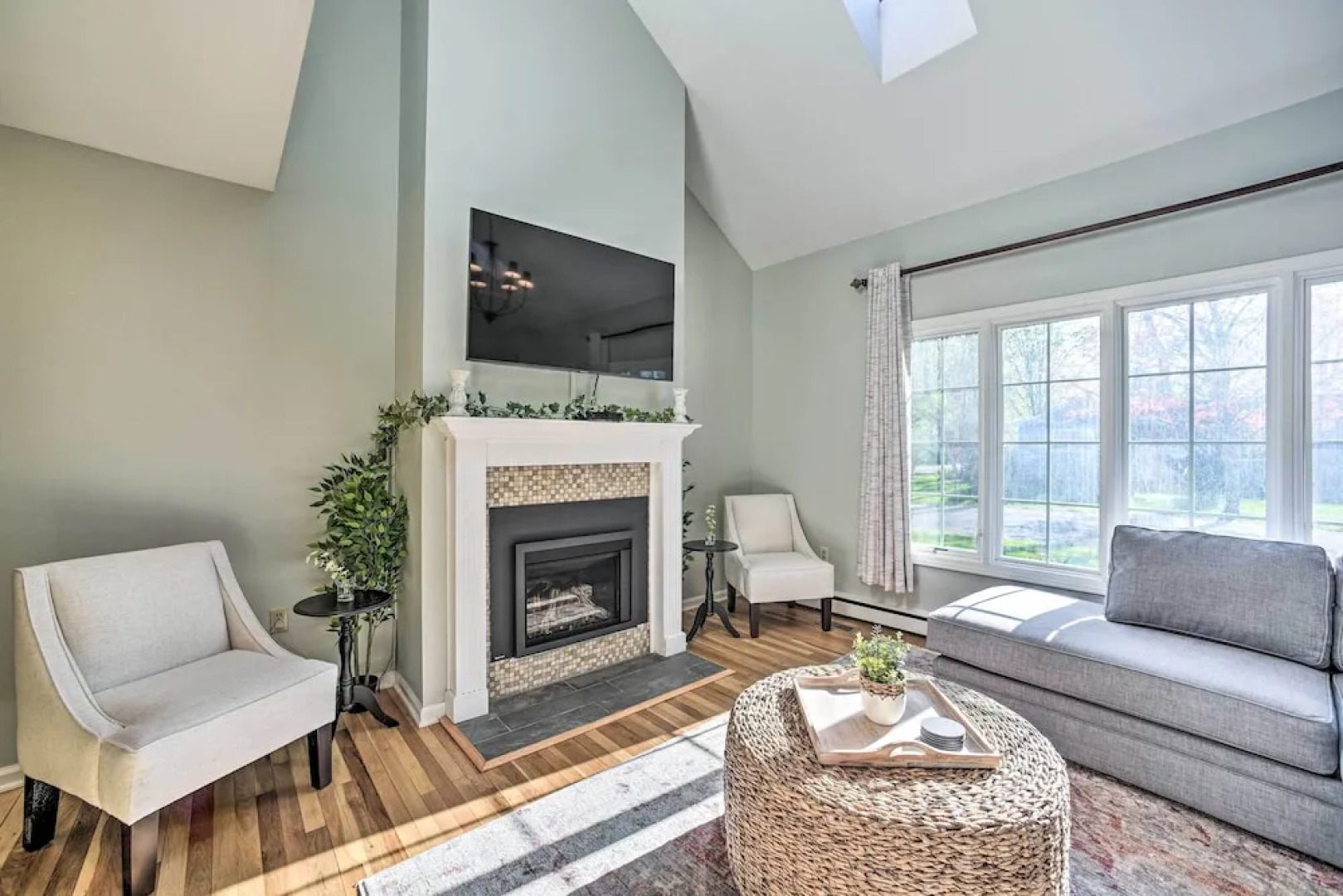 Family-friendly Retreat w/ Hot Tub: 1 Mi to Dtwn