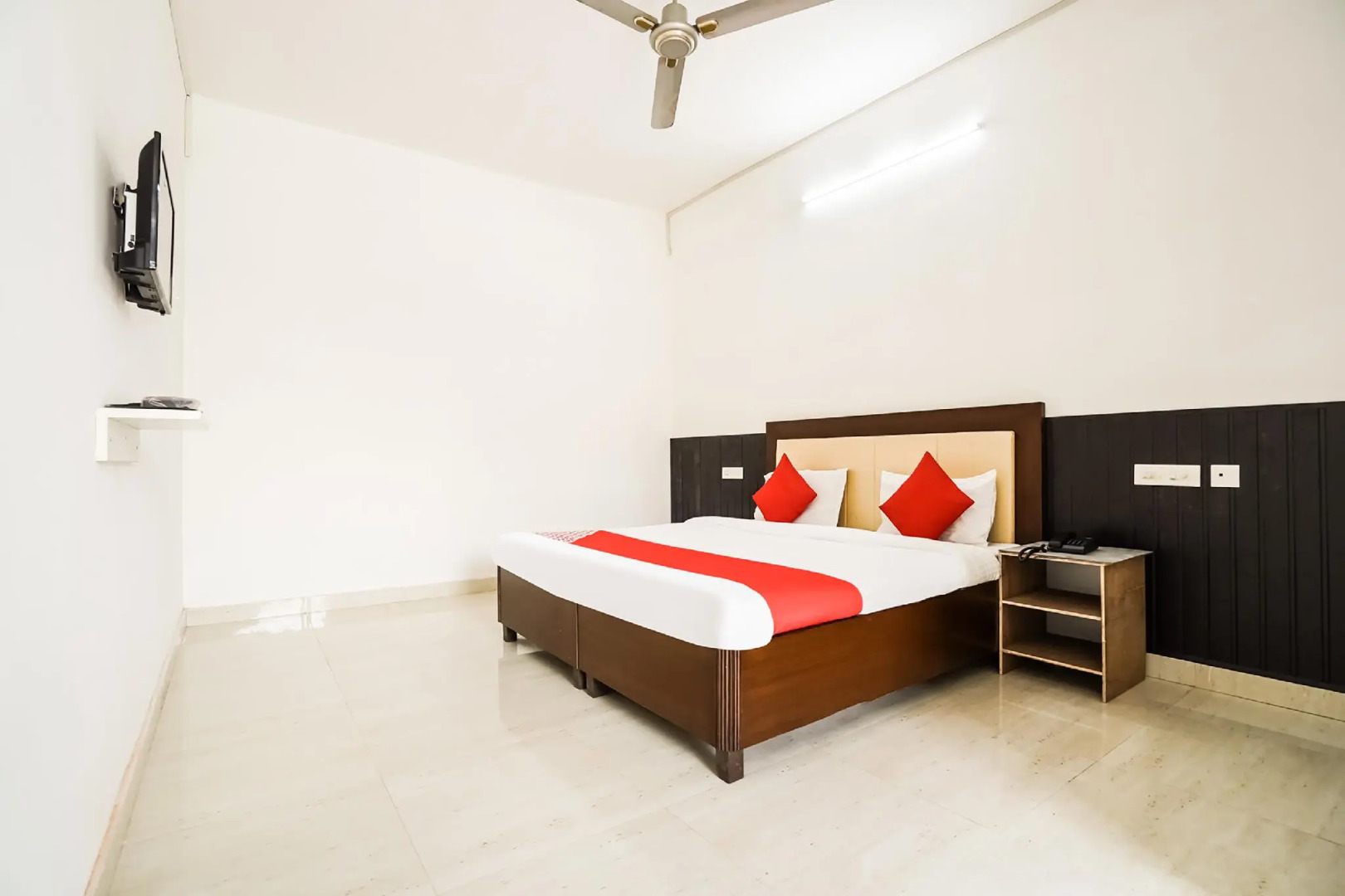 OYO 47011 Paramount Inn