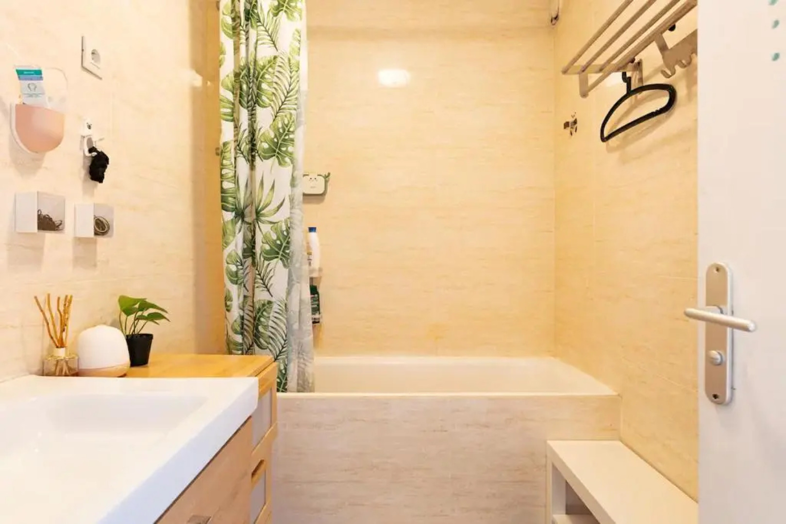 Une chambre chez moi,A guest room in my home,20mins to Paris