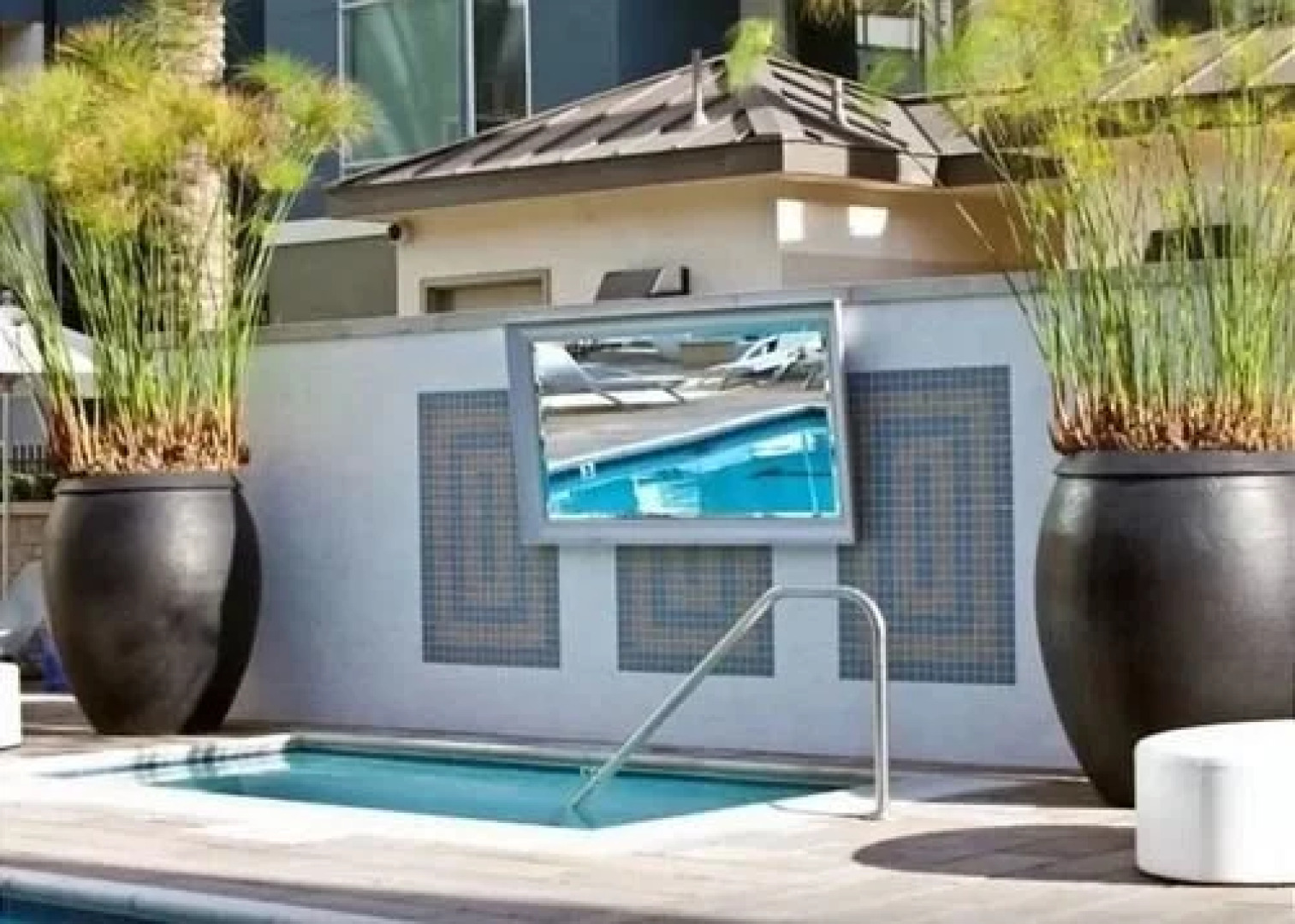 MDR Loft 1 Br condo by RedAwning