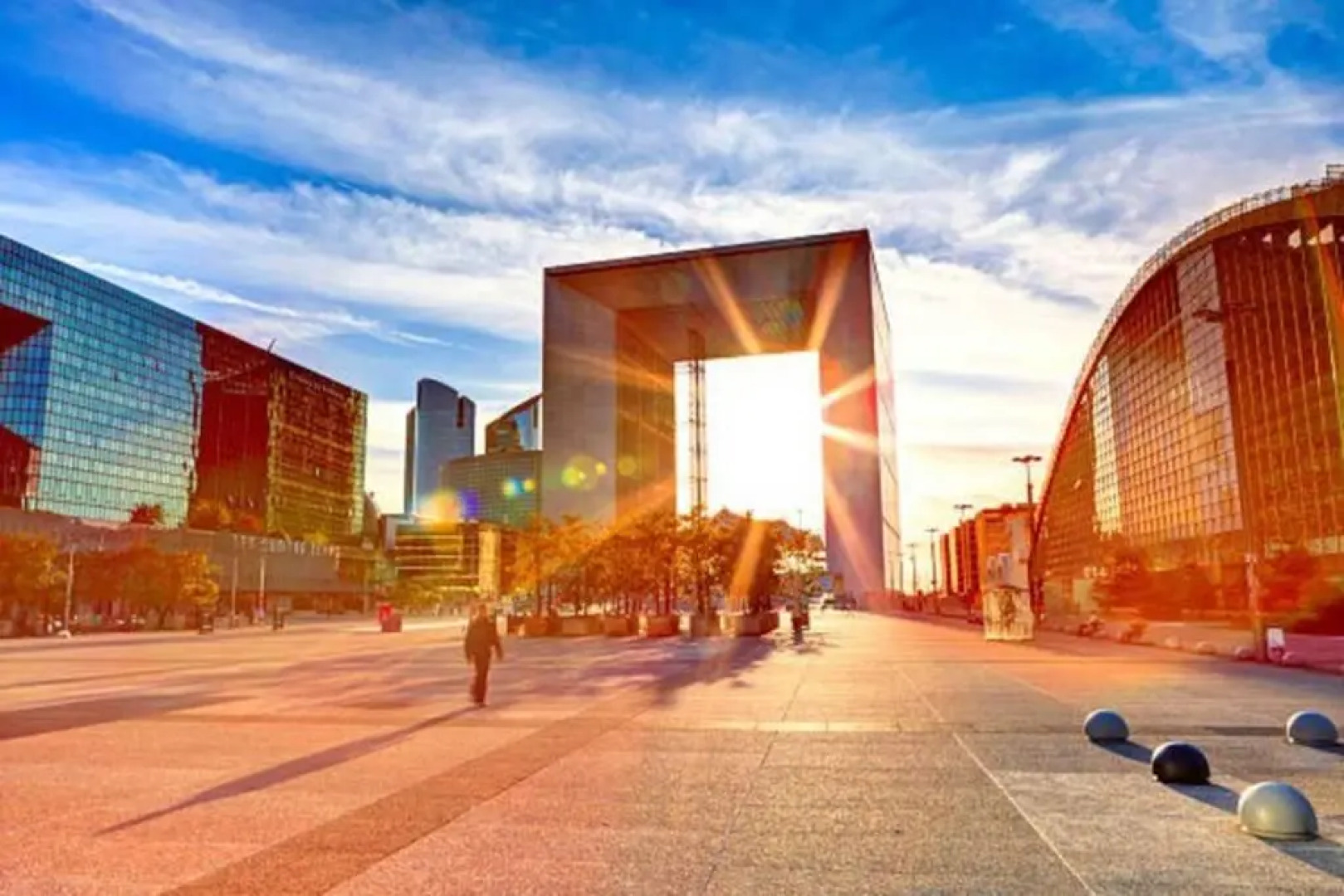 7 min Walk Metro Line 1-La Defense Charras