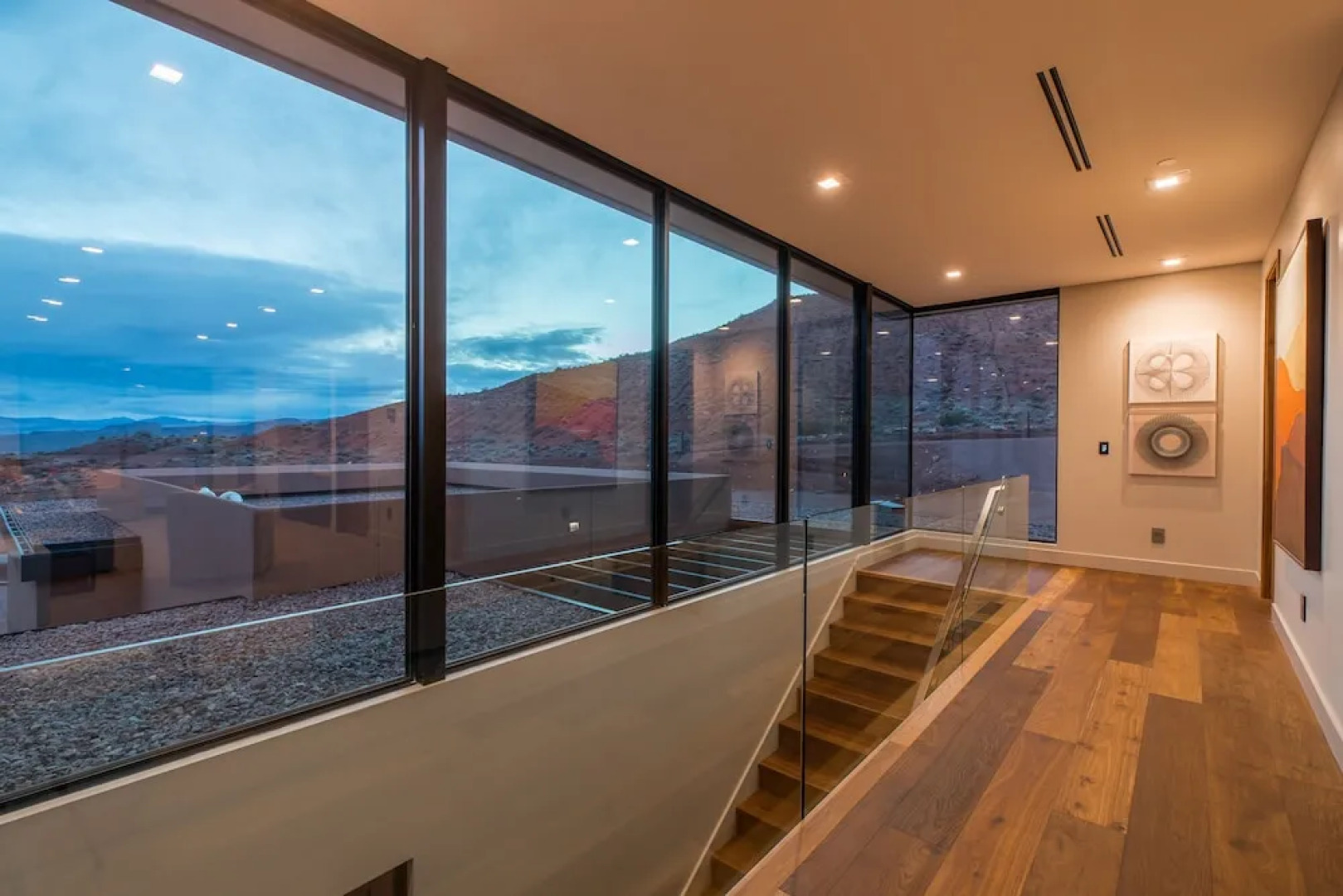 Luxury Service 3 Kings and Bunks - Sleeps 12 - Daily Housekeeping home