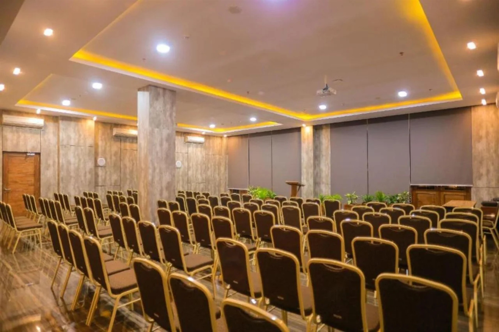 Pollos Hotel & Galerry Rembang