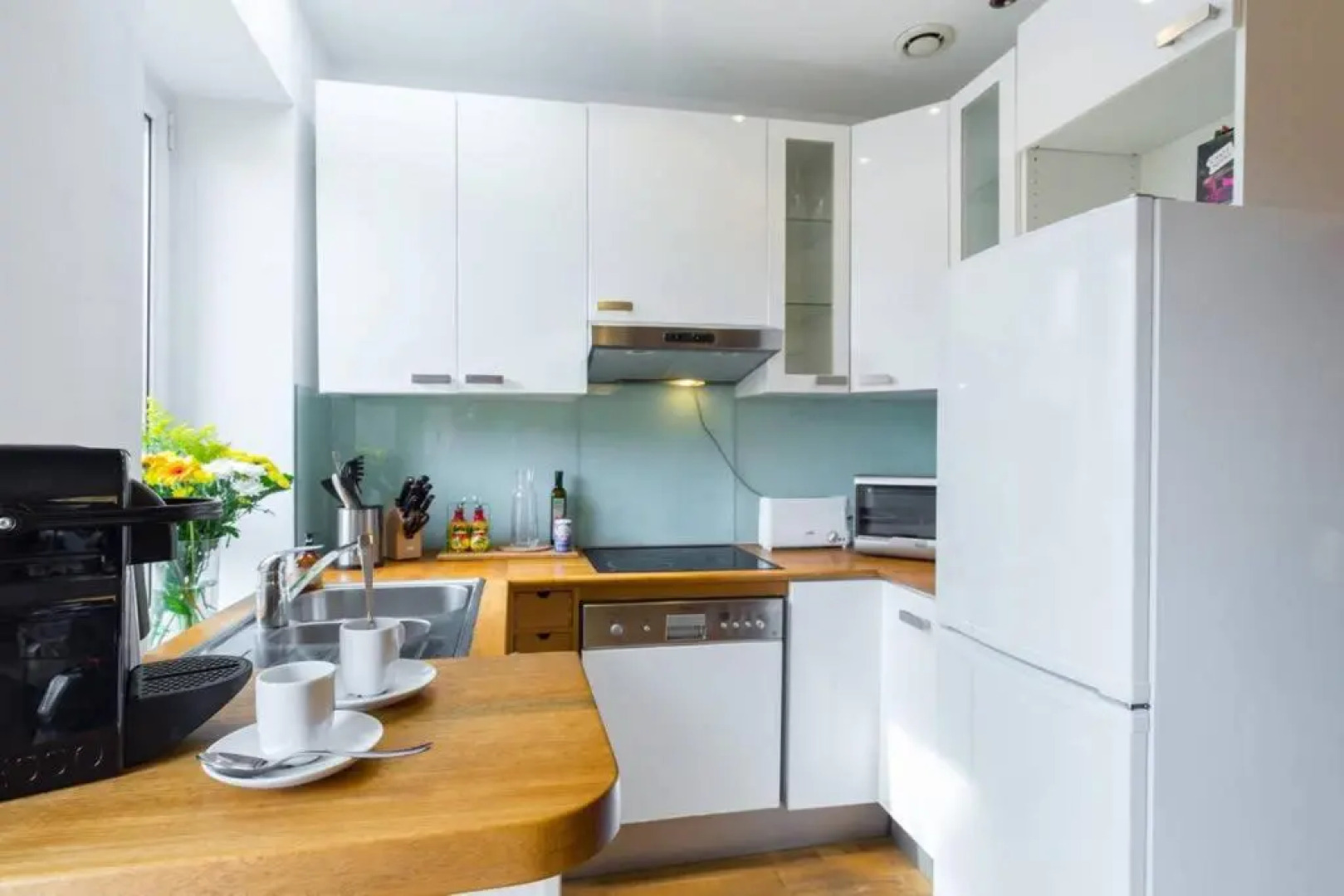 ★ Quiet Old Town Apt with AC, 5min Walk to Beach ★