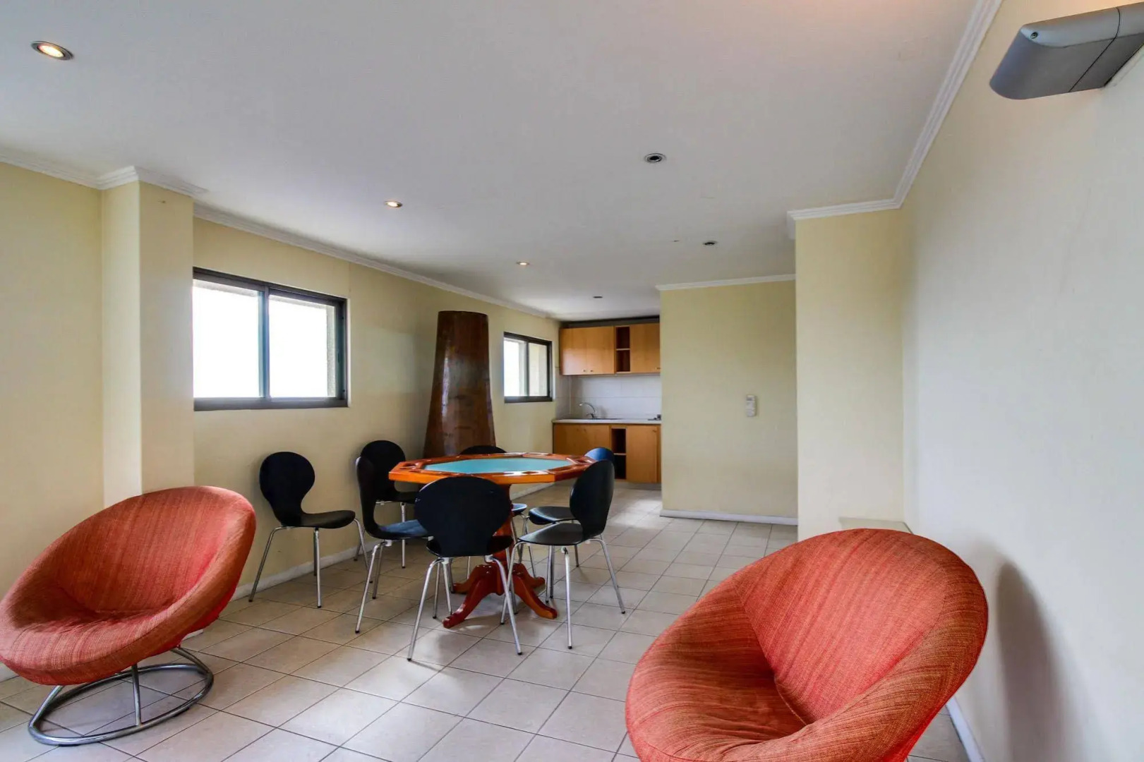 Urban Getaway Near the Sea