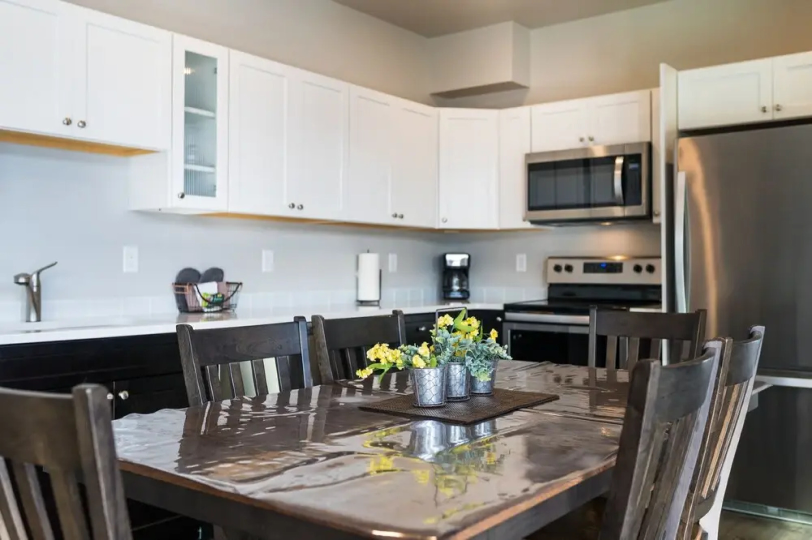 Marina's Edge Condo Walk to Restaurants, Wineries by RedAwning