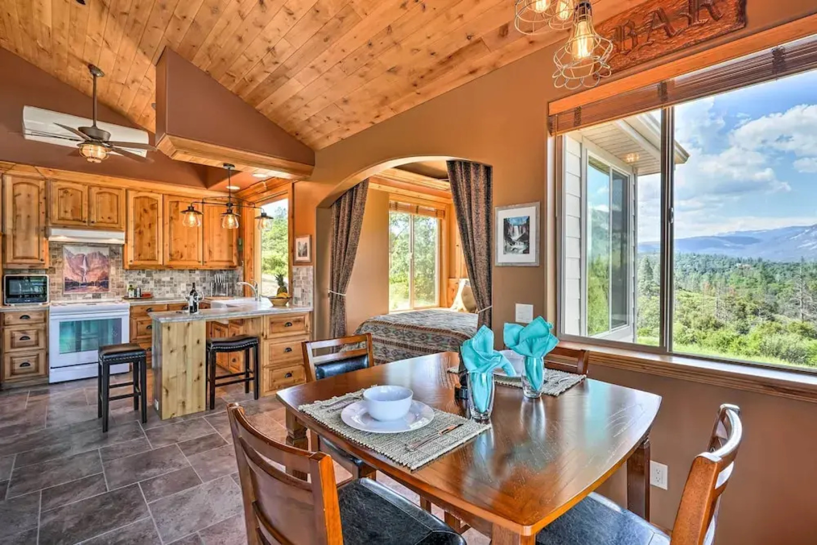 28 Mi to Yosemite: Lovely Mtn Cottage w/ Deck!