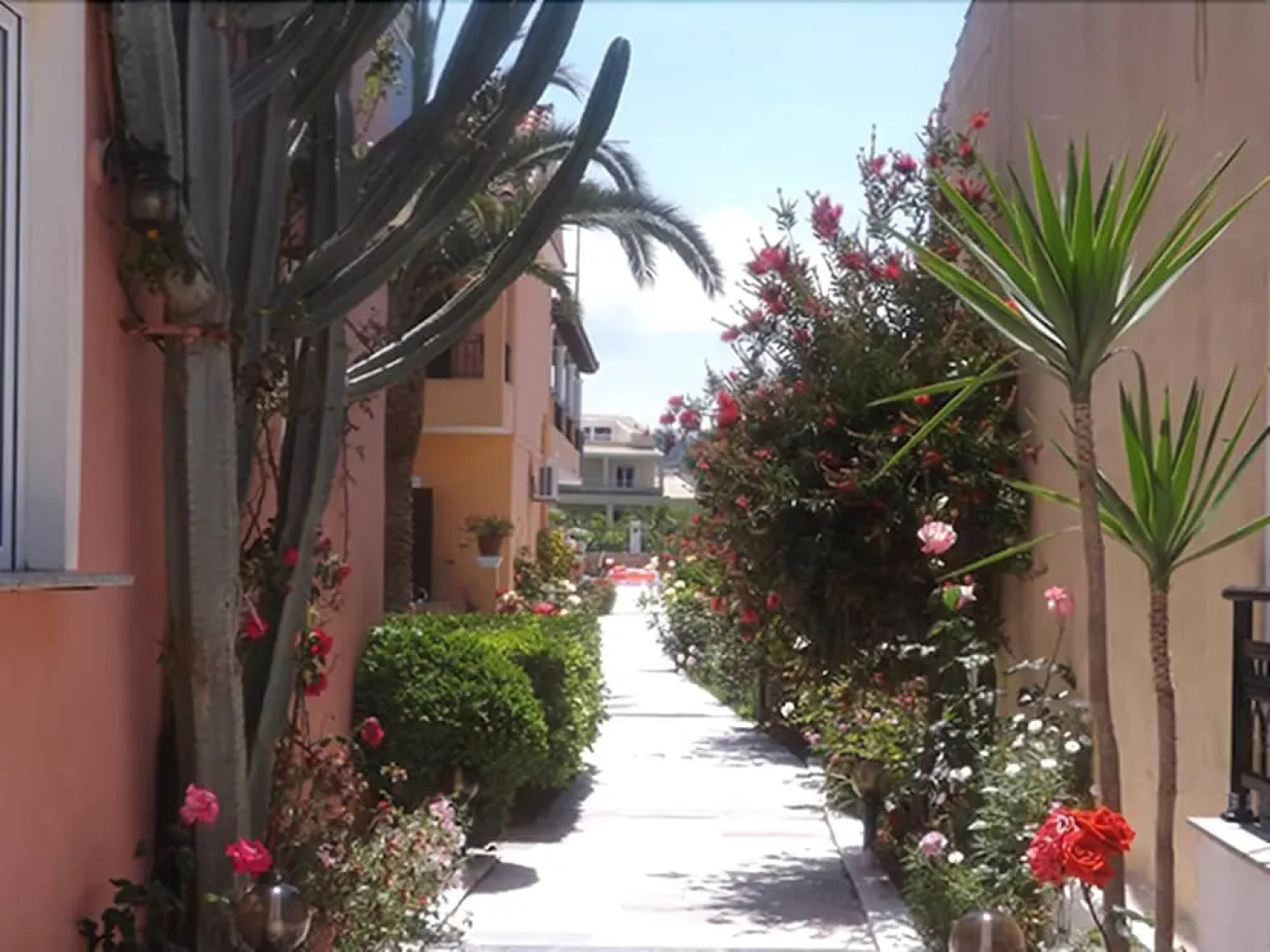 Makis Studios & Apartments